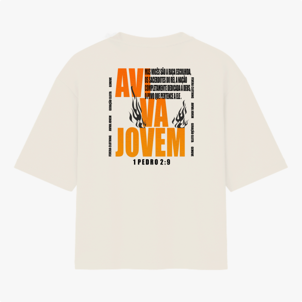 Camiseta com estampa frontal de texto circular "MOVE" e estampa traseira de texto "AVIVA JOVEM" com chamas e citação bíblica de 1 Pedro 2:9.