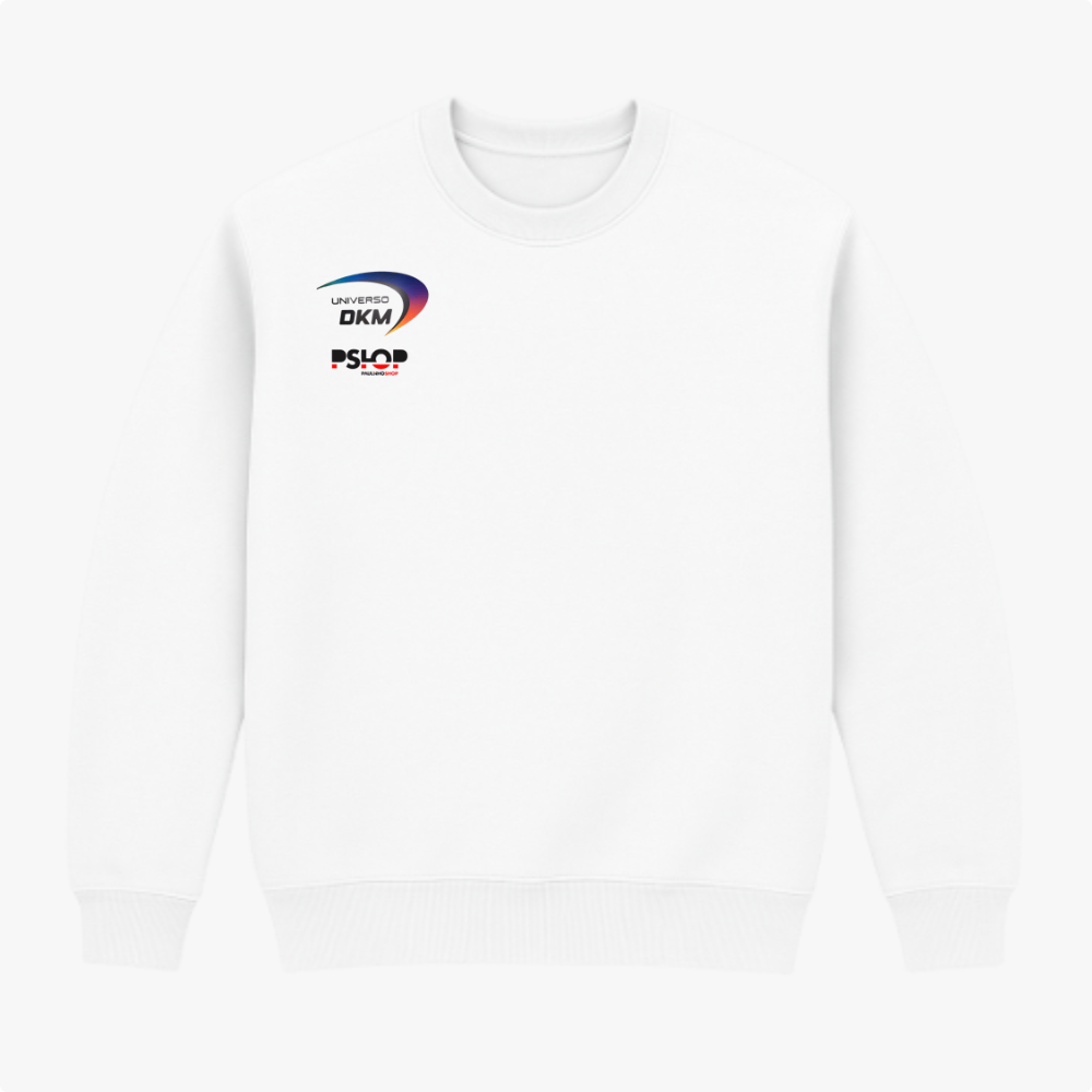 Moletom com estampa frontal de logotipos "Universo DKM" e "DSLOP" e estampa traseira de logo estilizado com bandeira do Brasil acima.