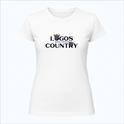 Camiseta com estampa frontal de letras destacadas "LOGOS COUNTRY" com um pequeno cowboy alegre entre as palavras, segurando o chapéu.