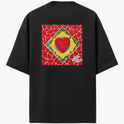 Camiseta com estampa frontal de gaiola com a palavra "RECORDS" e estampa traseira de coração em mosaico rodeado por padrões geométricos vibrantes.