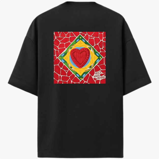 Camiseta com estampa frontal de gaiola com a palavra "RECORDS" e estampa traseira de coração em mosaico rodeado por padrões geométricos vibrantes.