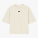 Camiseta com estampa frontal de logotipo minimalista composto por letras estilizadas e modernas dispostas de forma limpa e centralizada.