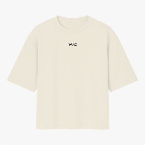 Camiseta com estampa frontal de logotipo minimalista composto por letras estilizadas e modernas dispostas de forma limpa e centralizada.