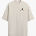 Camiseta com estampa frontal de borboleta pequena acompanhada da frase “This action will have consequences...” e estampa traseira de arte com personagem estilizada segurando uma arma, cercada por palavras e símbolos, incluindo "STRANGE" em destaque.