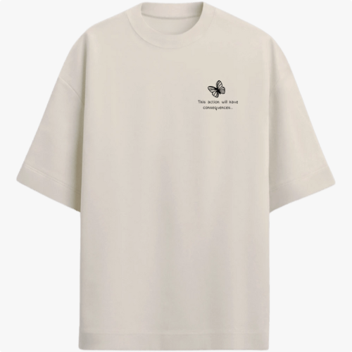 Camiseta com estampa frontal de borboleta pequena acompanhada da frase “This action will have consequences...” e estampa traseira de arte com personagem estilizada segurando uma arma, cercada por palavras e símbolos, incluindo "STRANGE" em destaque.
