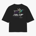 Camiseta com estampa frontal de beija-flor em voo e estampa traseira com beija-flor em destaque, acompanhada de elementos gráficos e texto estilizado.