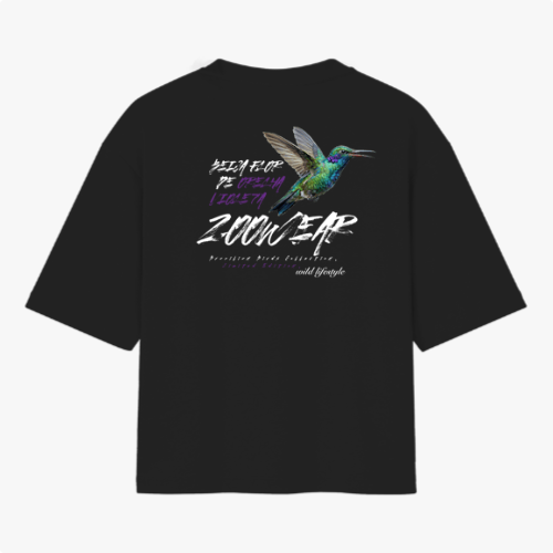 Camiseta com estampa frontal de beija-flor em voo e estampa traseira com beija-flor em destaque, acompanhada de elementos gráficos e texto estilizado.