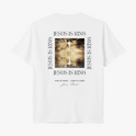 Camiseta com estampa frontal de "Jesus is King" decorada com uma coroa e estampa traseira apresentando cruz refletida na água com "Jesus is King".