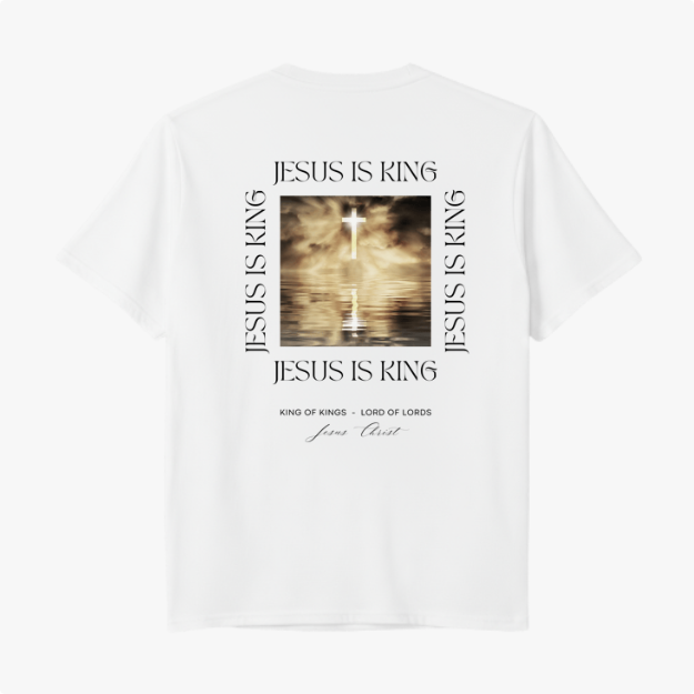 Camiseta com estampa frontal de "Jesus is King" decorada com uma coroa e estampa traseira apresentando cruz refletida na água com "Jesus is King".