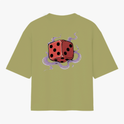 Camiseta com estampa frontal de desenho estilizado minimalista e estampa traseira de dado vermelho flutuante cercado por fumaça sinuosa.