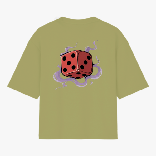 Camiseta com estampa frontal de desenho estilizado minimalista e estampa traseira de dado vermelho flutuante cercado por fumaça sinuosa.