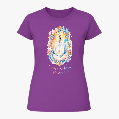 Camiseta com estampa frontal de imagem de Nossa Senhora em moldura colorida com flores e frase "Nossa Senhora, rogai por nós" e estampa traseira de logotipo com cruz e texto.