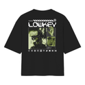 Camiseta com estampa frontal de mãos esqueléticas cruzadas e estampa traseira de elementos futuristas com imagens pixeladas e o texto "LOWKEY".