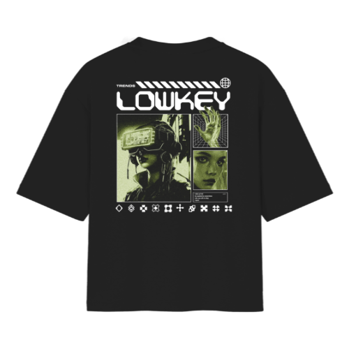 Camiseta com estampa frontal de mãos esqueléticas cruzadas e estampa traseira de elementos futuristas com imagens pixeladas e o texto "LOWKEY".