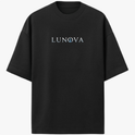 Camiseta com estampa frontal de "LUNOVA" e estampa traseira de rei xadrez detalhado em perfil com coroa, rodeado por peças sobre tabuleiro.