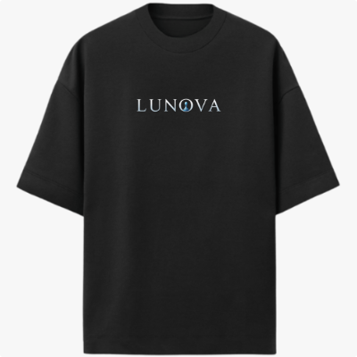 Camiseta com estampa frontal de "LUNOVA" e estampa traseira de rei xadrez detalhado em perfil com coroa, rodeado por peças sobre tabuleiro.
