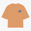 Camiseta com estampa frontal de um tênis estilizado com detalhes em estrelas e um padrão de linhas destacado em seu design gráfico.