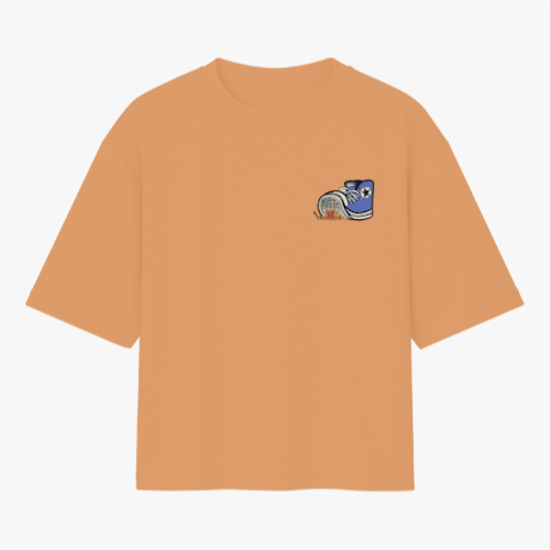 Camiseta com estampa frontal de um tênis estilizado com detalhes em estrelas e um padrão de linhas destacado em seu design gráfico.