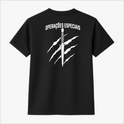 Camiseta com estampa frontal de logotipo COTE e nome ao lado esquerdo do peito e estampa traseira de faca sobre arranhões com texto "OPERAÇÕES ESPECIAIS".