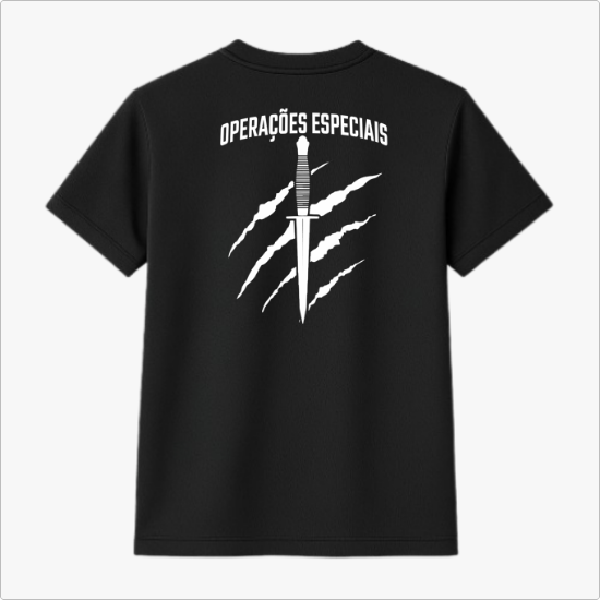 Camiseta com estampa frontal de logotipo COTE e nome ao lado esquerdo do peito e estampa traseira de faca sobre arranhões com texto "OPERAÇÕES ESPECIAIS".