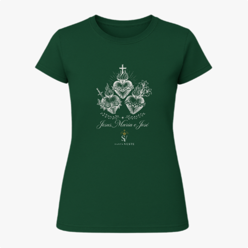 Camiseta com estampa frontal de três corações entrelaçados com símbolos religiosos e texto abaixo "Jesus, Maria e José", acompanhados de desenhos detalhados.