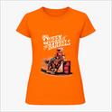 Camiseta com estampa frontal de cavaleira montando cavalo em competição de rodeio ao lado de dois barris, acompanhada do texto "Queen of the Barrels".