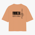 Camiseta com estampa frontal de duas chaves cruzadas detalhadas, e estampa traseira de uma mão levantada ao lado da frase "FIRMEZA! primeiro se firma, depois se caminha.".