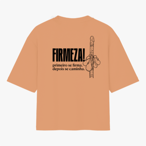Camiseta com estampa frontal de duas chaves cruzadas detalhadas, e estampa traseira de uma mão levantada ao lado da frase "FIRMEZA! primeiro se firma, depois se caminha.".