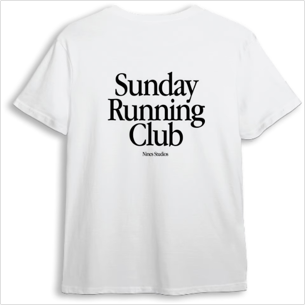 Camiseta com estampa frontal de "Sunday Running Club" em fonte pequena no peito e estampa traseira com o mesmo texto em destaque e "Nines Studios" abaixo.