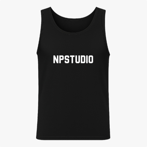 Regata com estampa frontal de letras grandes formando a palavra "NPSTUDIO" em um estilo de fonte negrito e moderno, centralizadas e visíveis.