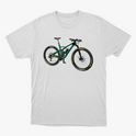 Camiseta com estampa frontal de bicicleta detalhada com componentes realistas, destacando quadro robusto e rodas com inscrições estilizadas nos pneus.