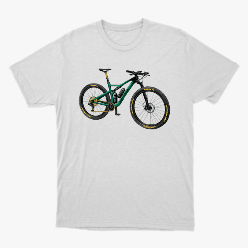 Camiseta com estampa frontal de bicicleta detalhada com componentes realistas, destacando quadro robusto e rodas com inscrições estilizadas nos pneus.