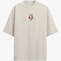 Camiseta com estampa frontal de caveira com cobra e flores, texto "Born to Stand Out", e estampa traseira ampliada com caveira, cobra e flores.