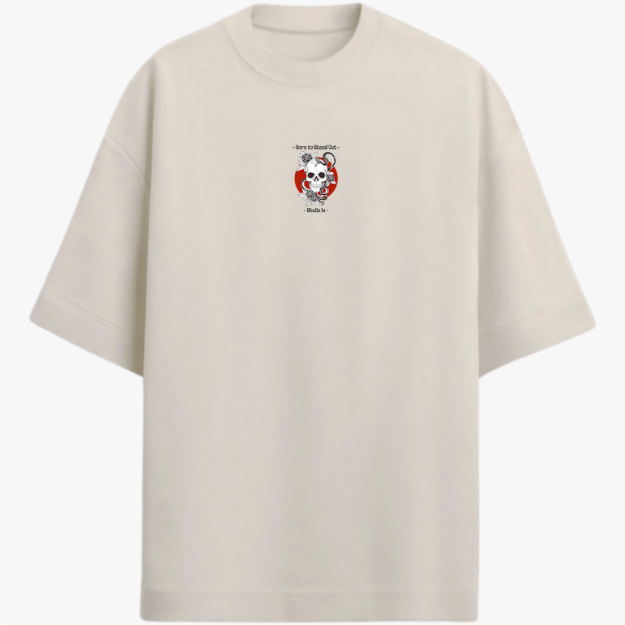 Camiseta com estampa frontal de caveira com cobra e flores, texto "Born to Stand Out", e estampa traseira ampliada com caveira, cobra e flores.