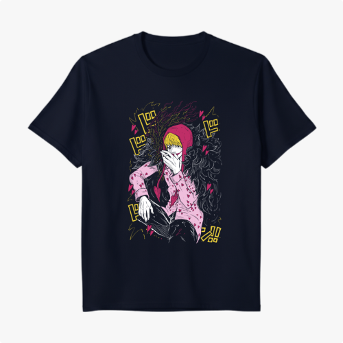 Camiseta com estampa frontal de personagem com capuz, vestindo roupa estampada, mão no rosto, cabelos lisos e detalhes gráficos ao redor.