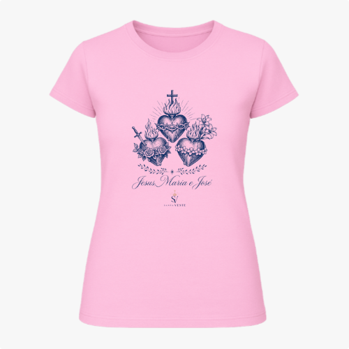 Camiseta com estampa frontal de três corações entrelaçados com símbolos religiosos e texto abaixo "Jesus, Maria e José", acompanhados de desenhos detalhados.