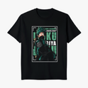 Camiseta com estampa frontal de personagem de mangá em posição dinâmica com texto decorativo ao fundo, em estilo de quadrinhos heroicos.