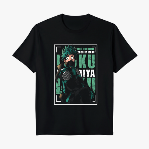 Camiseta com estampa frontal de personagem de mangá em posição dinâmica com texto decorativo ao fundo, em estilo de quadrinhos heroicos.