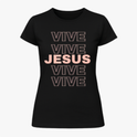 Camiseta com estampa frontal de repetição da palavra "VIVE" em diferentes camadas e destaque central para a palavra "JESUS" em estilo ousado.