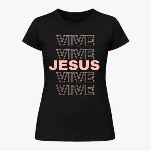 Camiseta com estampa frontal de repetição da palavra "VIVE" em diferentes camadas e destaque central para a palavra "JESUS" em estilo ousado.