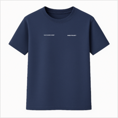 Camiseta com estampa frontal de texto pequeno "FAKE RUNNERS ©1997 NAMES PROJECT" e estampa traseira de texto grande "FAKE RUNNERS 2000's TRACK CLUB MEMBERS ONLY ©1997".