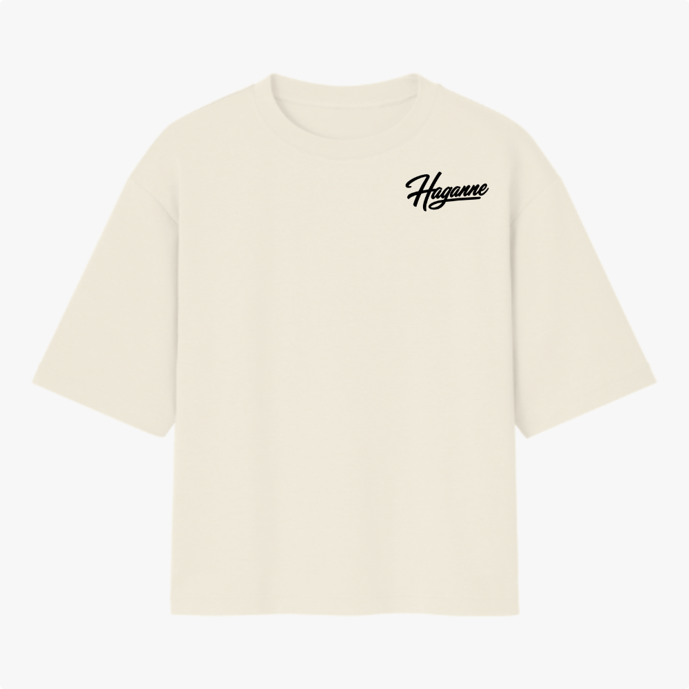 Camiseta com estampa frontal de logotipo estilizado "Hugame" no lado superior esquerdo e estampa traseira com texto "Tokyo Noodle Motion" e macarrão com hashis.