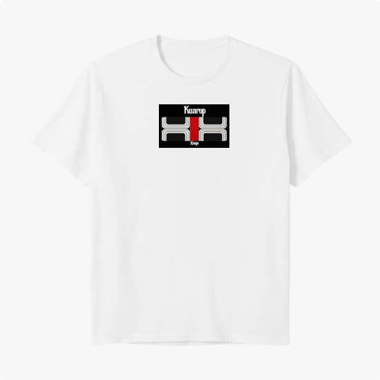 Camiseta com estampa frontal de texto "Kuarup" acima de um símbolo geométrico preto e branco com detalhe central em vermelho, e estampa traseira de símbolo menor similar.