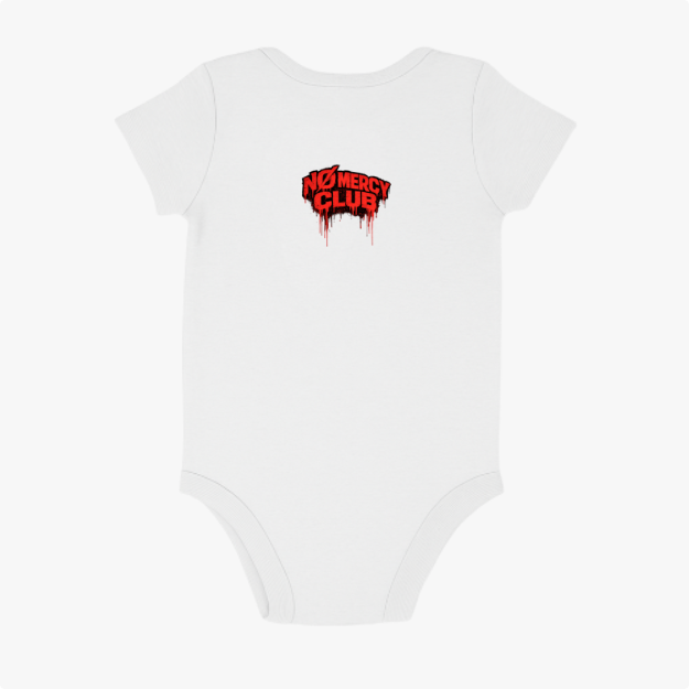 Body infantil com estampa frontal de uma cobra estilizada em formato circular e detalhes escorridos e estampa traseira de texto "No Mercy Club" gotejante.
