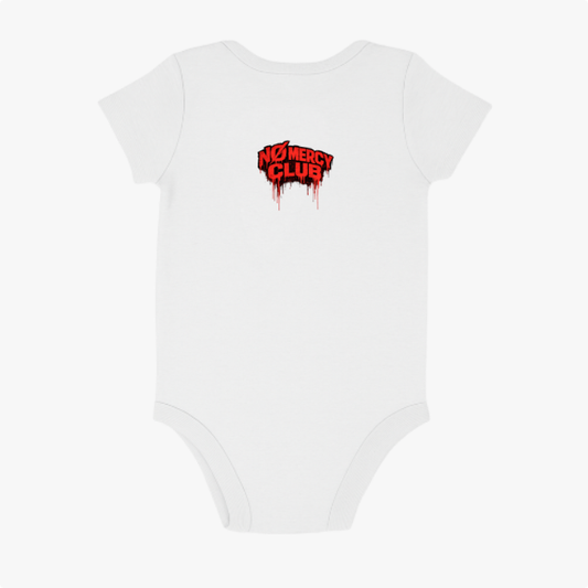 Body infantil com estampa frontal de uma cobra estilizada em formato circular e detalhes escorridos e estampa traseira de texto "No Mercy Club" gotejante.