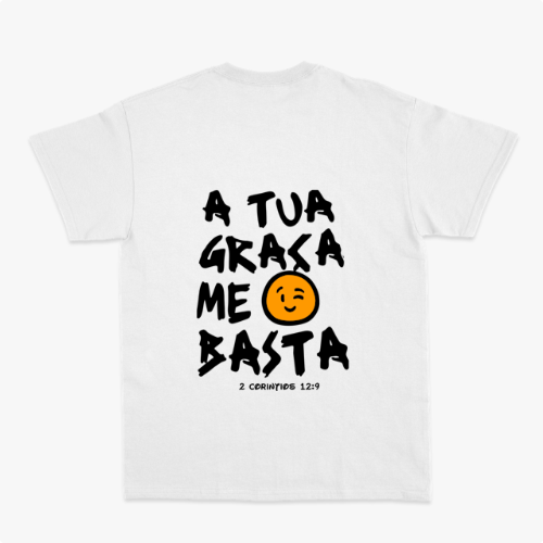 Camiseta com estampa frontal de "2 Coríntios 12:9" e estampa traseira de "A Tua Graça Me Basta" acompanhada por um simpático emoji centralizado.