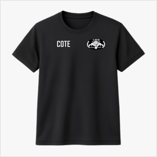 Camiseta com estampa frontal de logotipo COTE e nome ao lado esquerdo do peito e estampa traseira de faca sobre arranhões com texto "OPERAÇÕES ESPECIAIS".