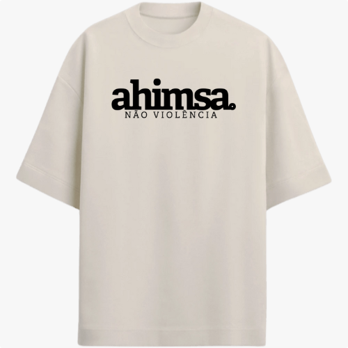 Camiseta com estampa frontal de "ahimsa. não violência" e estampa traseira de "yamas. satya verdade, brahmacharya moderação, ahimsa não violência, asteya não roubar, aparigraha desapego".