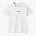 Camiseta com estampa frontal da palavra "MERCI" em letras maiúsculas, com um design simples e sofisticado que destaca a mensagem no centro.