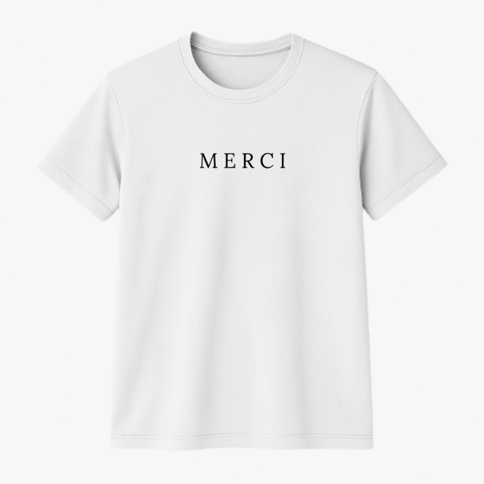 Camiseta com estampa frontal da palavra "MERCI" em letras maiúsculas, com um design simples e sofisticado que destaca a mensagem no centro.